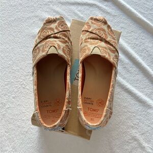 TOMS Women's Floral Tan Slip-On Shoes